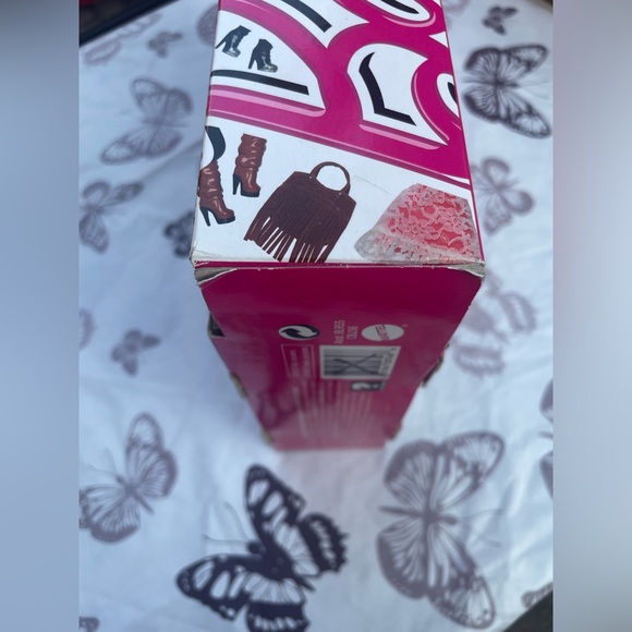 Raquelle Style Barbie Doll - Glam - Picture 10 of 15